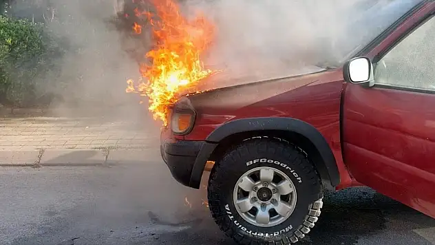 Seyir halindeki otomobilin motor kısmı alev topuna döndü