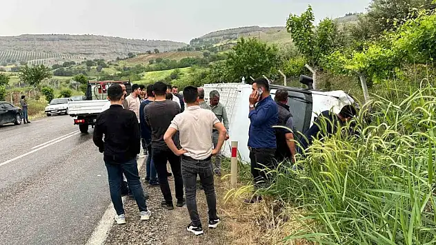 Adıyaman'da kontrolden çıkan minibüs yan yattı: 14 yaralı