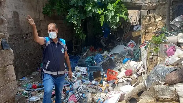 Yalnız yaşayan kadının evinden 3 kamyon çöp çıktı