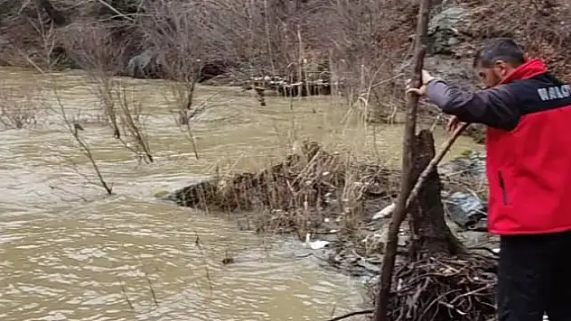 Dere kenarında ceketi ve takma dişleri bulunan yaşlı adamdan hala haber yok