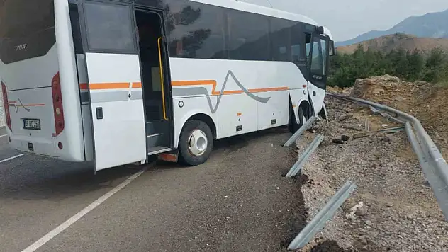 Antalya-Konya kara yolunda midibüs bariyerlere çarptı, yaralılar var