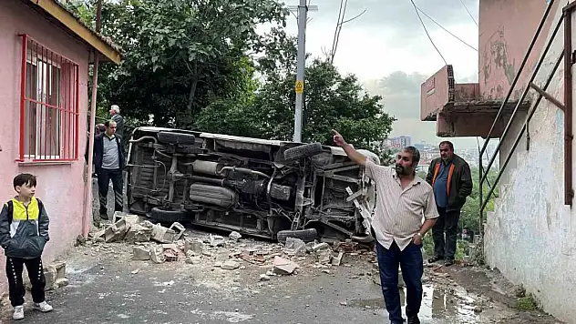 Eyüpsultan'da isnat duvarına çarpan araç yan yattı: 1 yaralı