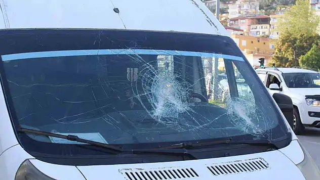 Öğrencilerin bulunduğu servis aracına sopalı saldırı