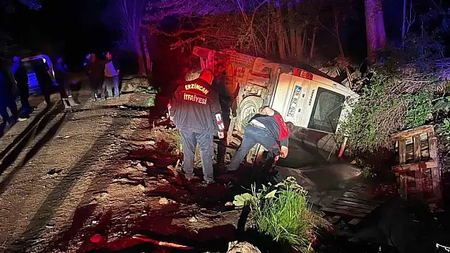 Erzincan'da tarım işçilerini taşıyan minibüs su kanalına devrildi: 6 yaralı