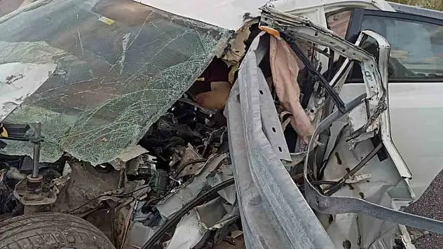 Otomobil refüje çarptı: Aynı aileden 1 kişi öldü, 3 kişi yaralandı