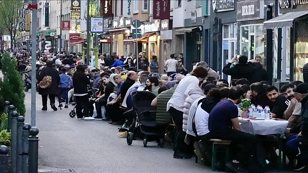 Yurt dışında yaşayan Türk vatandaşı sayısı açıklandı! Çoğunluk o bölgede...
