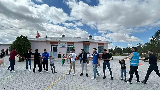 Konya Karapınar'da üniversite öğrencileri ilkokul öğrencileri ile buluştu