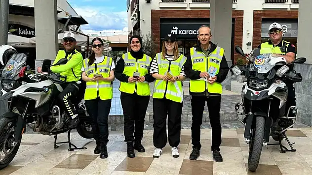 Trafik ekipleri vatandaşları uyardı: 'Hayatla Yarışılmaz'