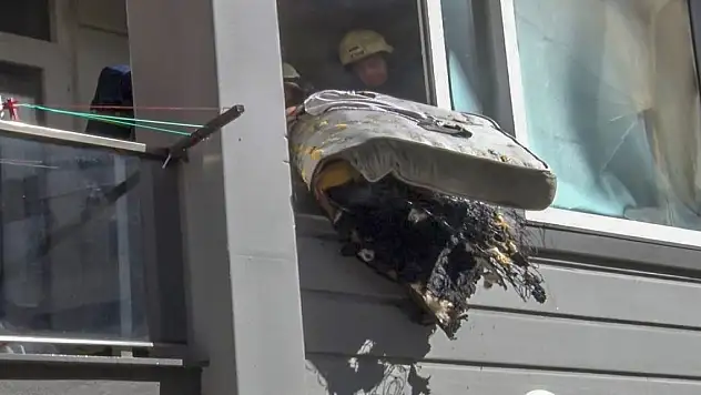 Yatak balkonda alev aldı