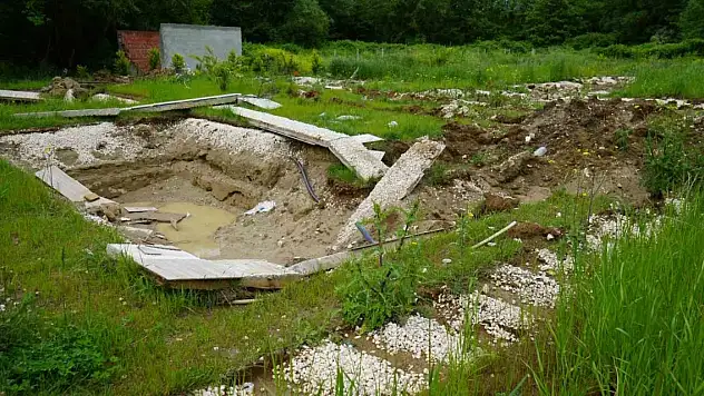 5 evi havuzlarıyla beraber çaldılar!