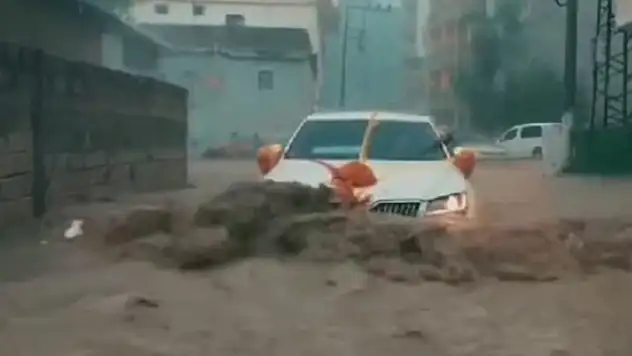 Gelin arabası sel sularının ortasında kaldı