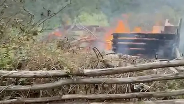 Alevlere teslim olan ahşap ev küle döndü