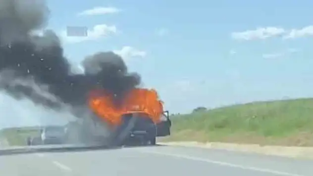 Şenliğe giden gençlerin aracı alev aldı