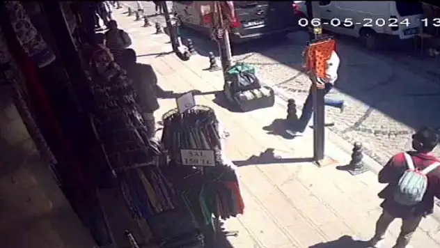 Kendisinden alışveriş yapmayan turisti bıçakladı