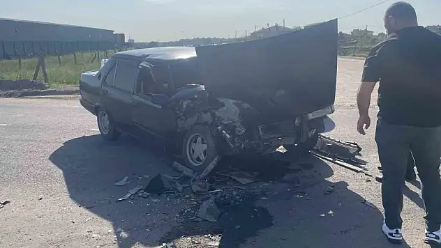 Yolcu minibüsü otomobille çarpıştı: 3 yaralı