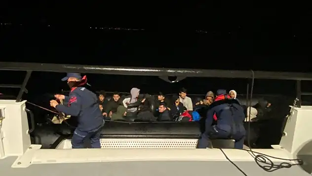 İzmir açıklarında 22 düzensiz göçmen yakalandı