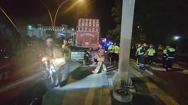 Kamyona ok gibi saplanan otomobil hurda yığınına döndü: 1 ölü