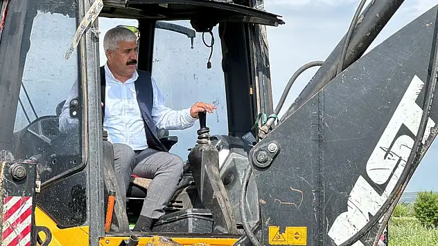 Başkan seçildiği belediyede işçi olarak çalışmaya devam ediyor