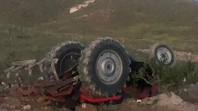 Devrilen traktörün altında kalan sürücü hayatını kaybetti