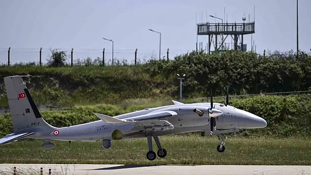 Bayraktar AKINCI'dan deniz hedeflerine tam isabet