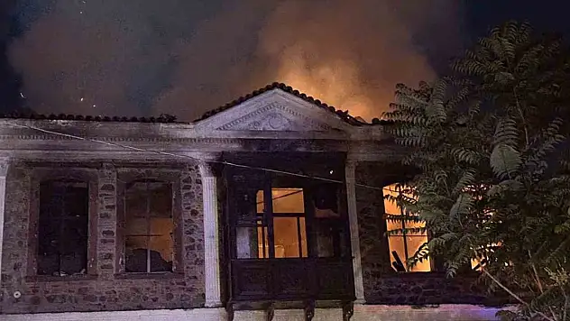 İzmir'de alev alev yanan tarihi bina küle döndü