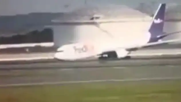 Son Dakika! İstanbul Havalimanı'nda uçak gövdesi üstü indi