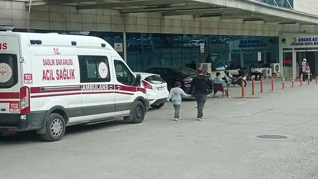Balkonda annesinin kucağından düşen bebek hayatını kaybetti