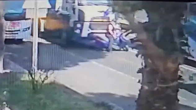 Tırın altında kalan motosikletli hayatını kaybetti