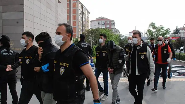 Ucuza yağ ve şeker satma vaadiyle 43 kişiyi dolandıran şüpheliler tutuklandı