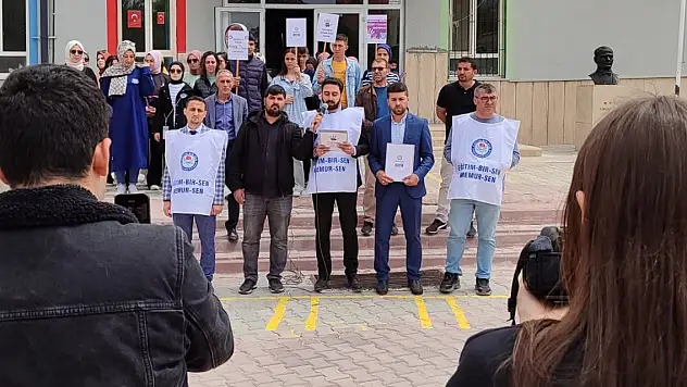 Akören'de eğitimciler şiddete karşı eylem yaptı