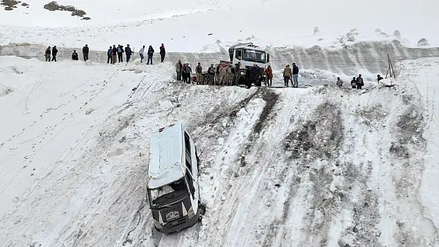 Çığın şarampole sürüklediği minibüs günler sonra kar altından çıkarıldı