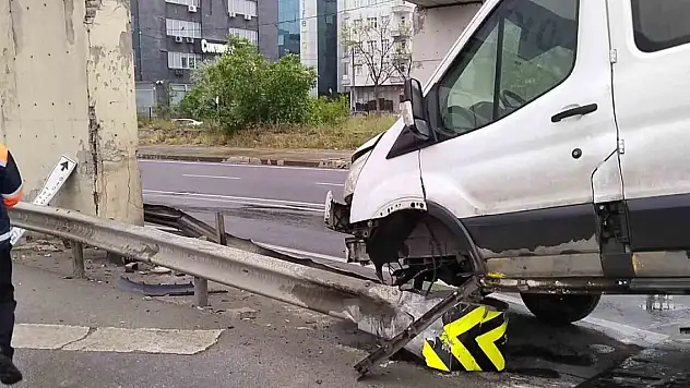 İBB'ye ait araç, bariyere ok gibi saplandı