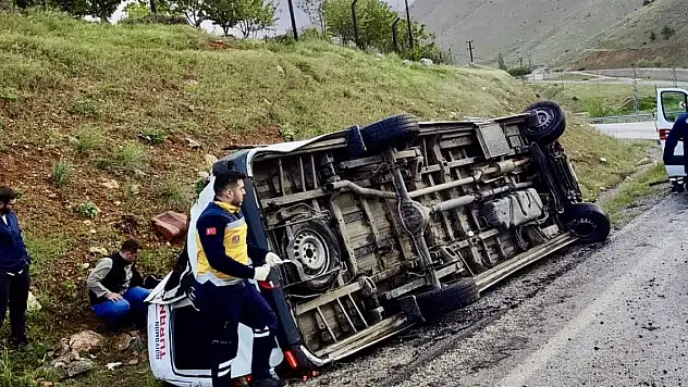 Malatya'da yolcu minibüsü devrildi: 12 yaralı