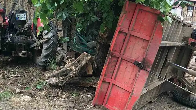 Devrilen traktörün sürücüsü hayatını kaybetti
