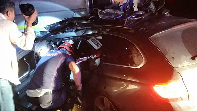 Demir yüklü tıra arkadan çarpan otomobilin sürücüsü hayatını kaybetti