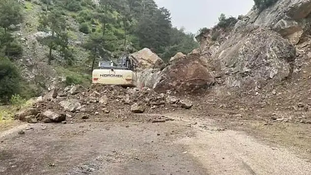 Dev kayalar yolu ulaşıma kapattı