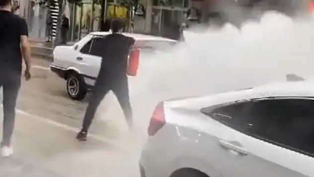 Seyir halindeki otomobil alev aldı