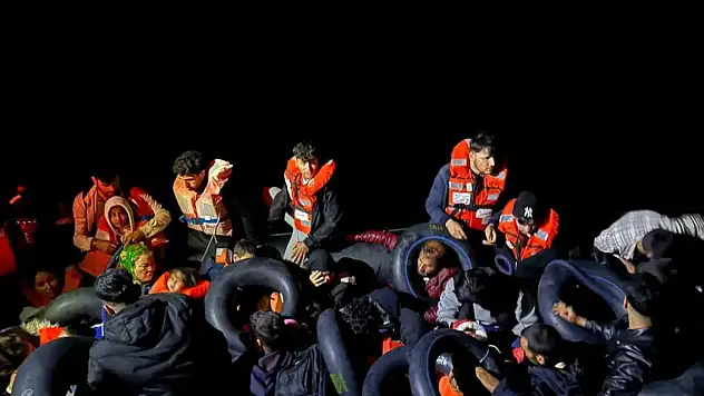 İzmir açıklarında 18'i çocuk 45 göçmen yakalandı