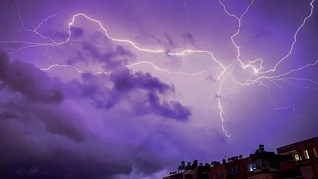 Gecenin karanlığını şimşekler aydınlattı