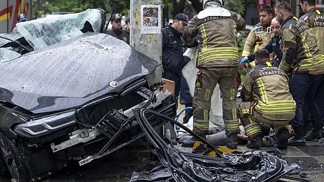Direğe çarpan otomobildeki 1 kişi öldü, 4 kişi yaralandı