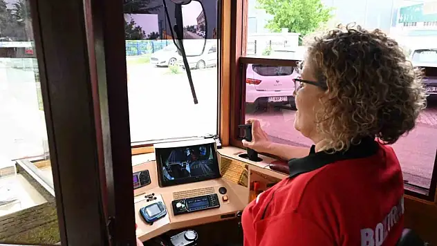 Günde 500 yolcu taşıyor, ev işlerini de aksatmıyor