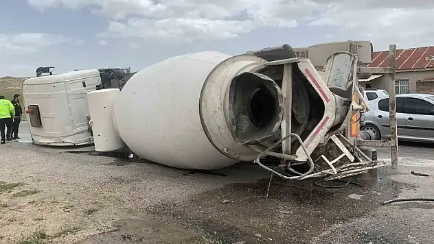 Karaman'da beton mikseri devrildi