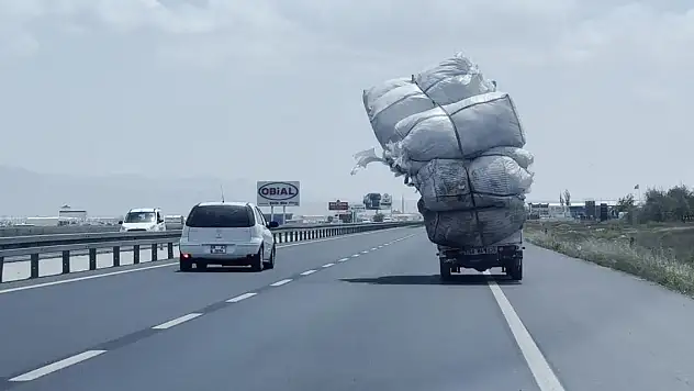 Trafikte 'devrildi devrilecek' kamyonet şok etti