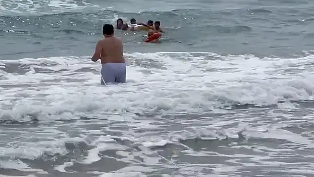 Boğulma tehlikesi geçiren tatilciler kurtarıldı