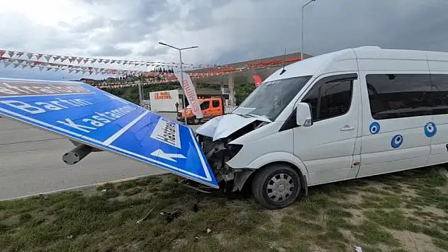 Alkollü sürücü yön tabelasına çarptı