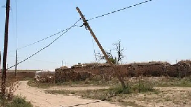 Yunak'ta telefon direkleri tehlike saçıyor