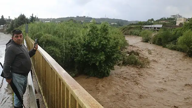 Kuvvetli yağışın etkili olduğu Hatay'da 2 ilçede eğitime ara verildi