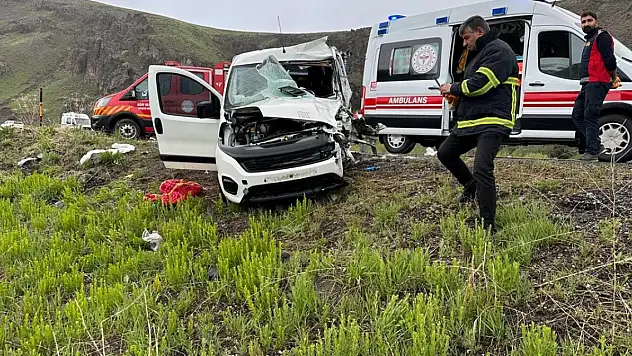 Hafif ticari araç ile minibüs çarpıştı, 2 kişi öldü, 5 kişi yaralandı