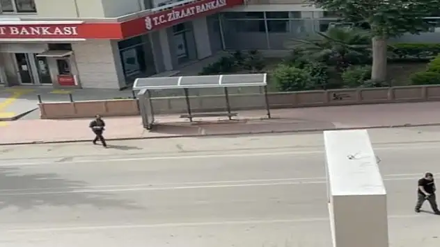 Gündüz vakti fıkra gibi banka soygunu girişimi