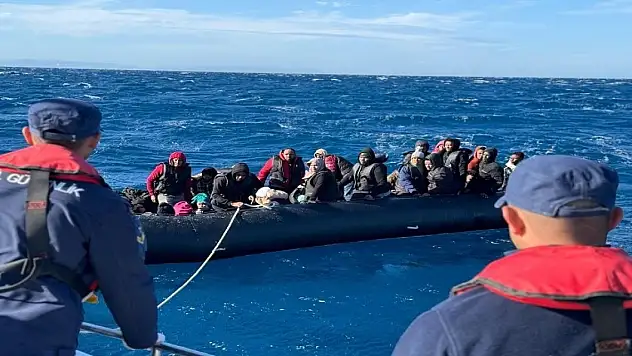 Türk karasularına geri itilen 37 düzensiz göçmen kurtarıldı